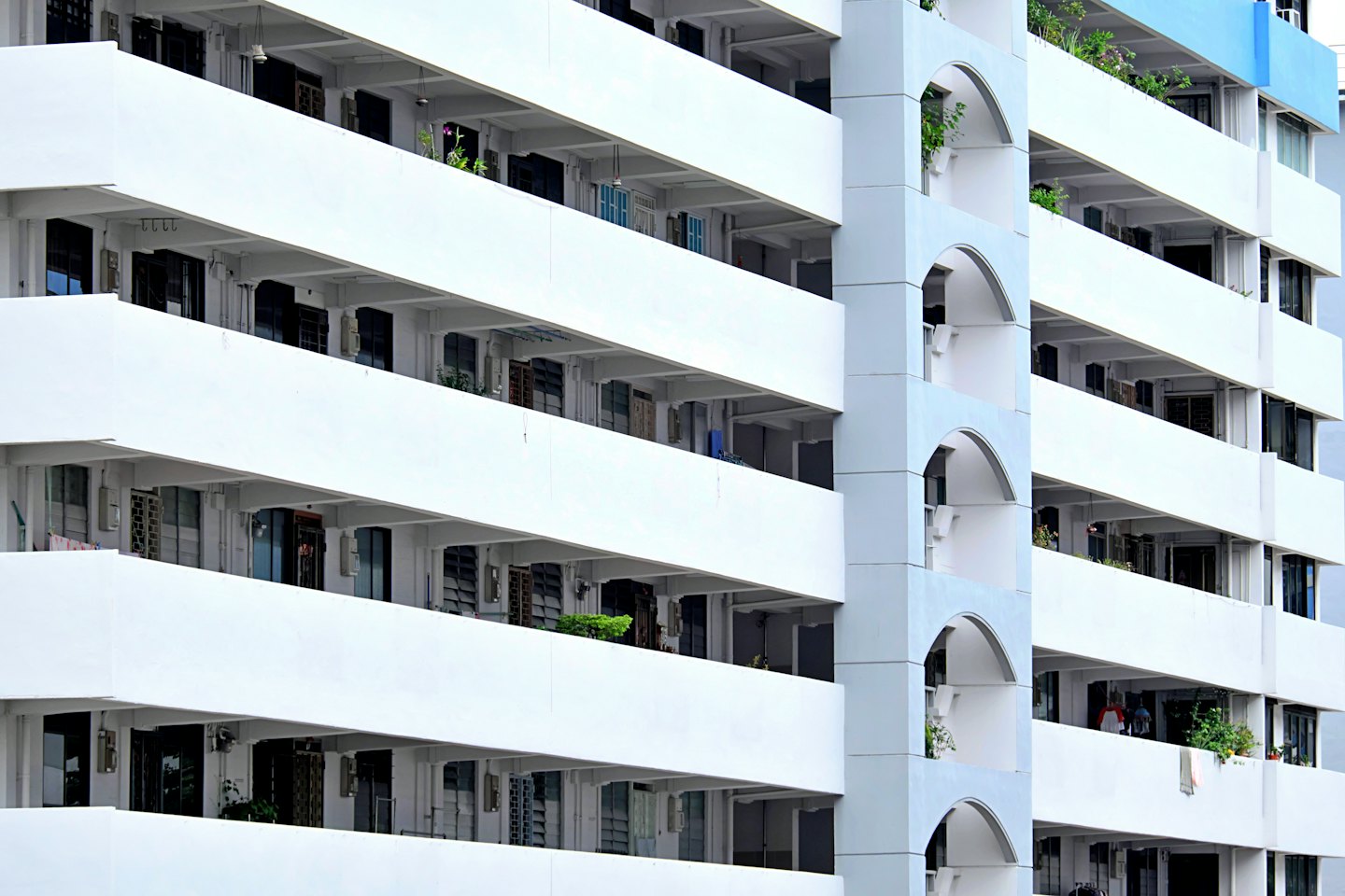 Modernes Wohnhaus mit weißen Balkonen und geschwungenen Designelementen.