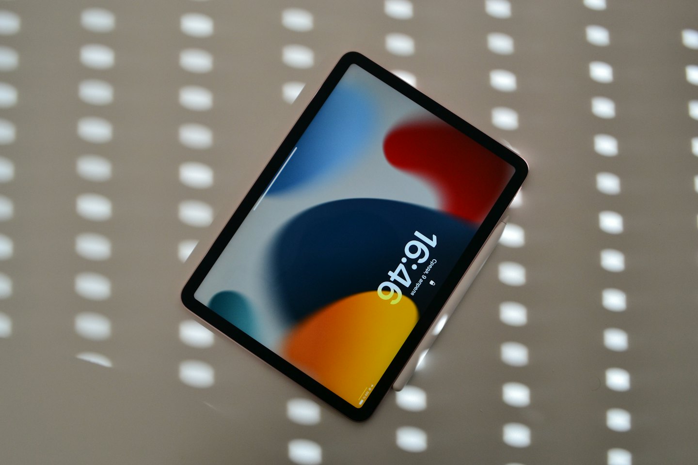 Digitales Tablet mit einem Stift auf einem Schreibtisch.